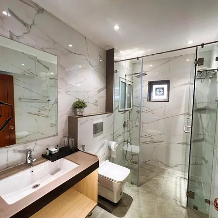 White House By Maxxvalue Service Bandra Apartment *