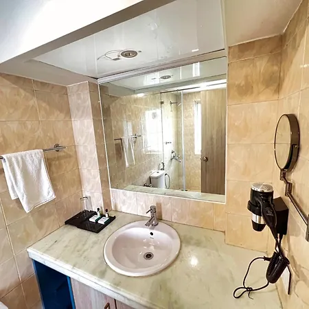 White House By Maxxvalue Service Bandra Apartment