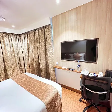 White House By Maxxvalue Service Bandra Apartment *