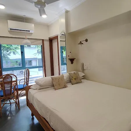 Kemps Corner Hotel 2*