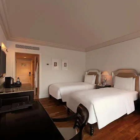 Hilton International Airport 5*