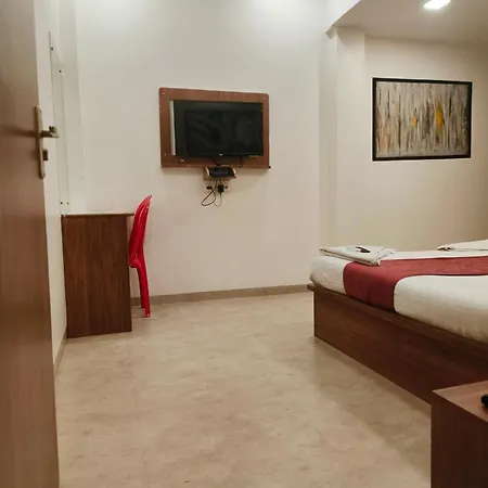Crown Juhu Hotel 2*