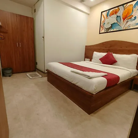 Crown Juhu Hotel 2*