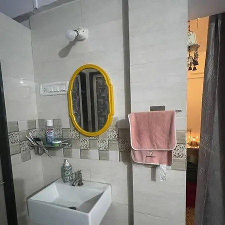 Cute 1bhk ,lokhandwala Market,andheri.w