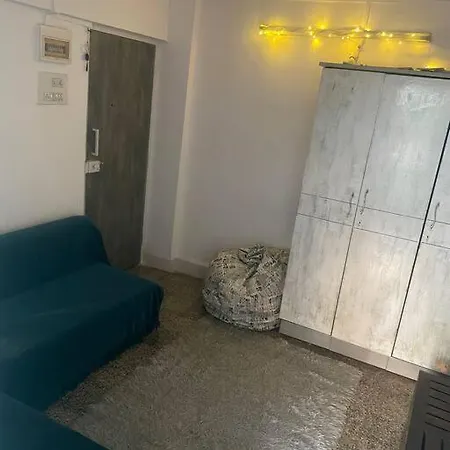 Cute 1bhk ,lokhandwala Market,andheri.w Apartment *
