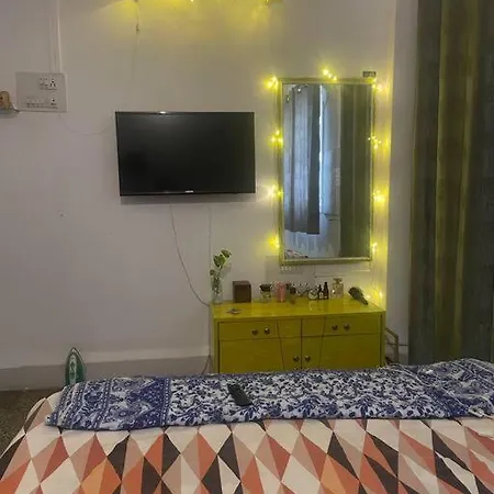 Cute 1bhk ,lokhandwala Market,andheri.w