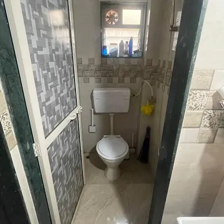 Cute 1bhk ,lokhandwala Market,andheri.w *