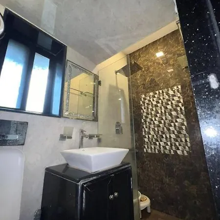 Modern 2bhk In Main Lokhandwala With Wi Fi *