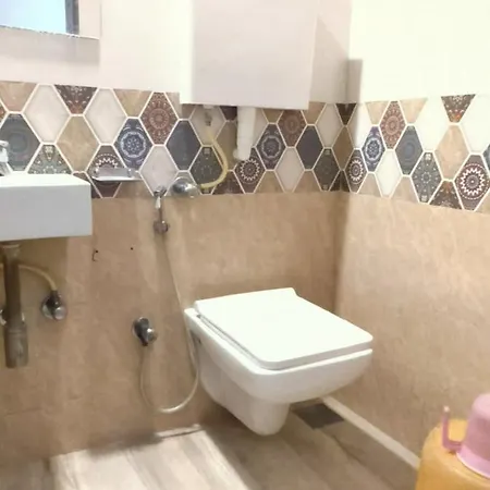 Almas 24 Aircondition Hostel