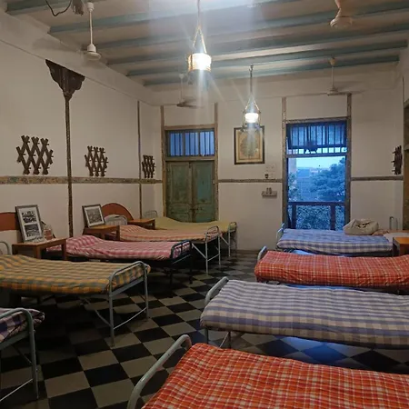 Hostel Vasantashram Cst Mumbai, Free Wifi With 1940s Retro Vibe