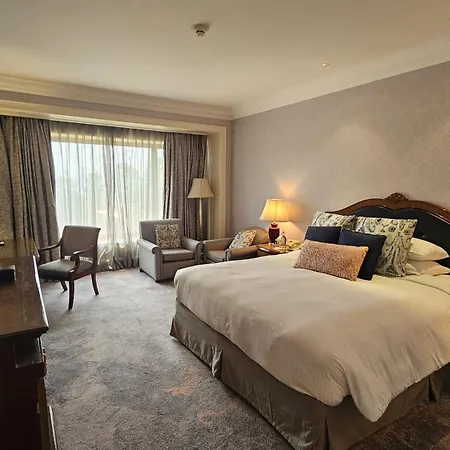 Taj Lands End 5*