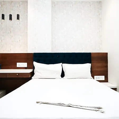 Elegance Hotel