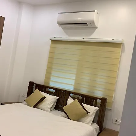 Hotel Carlton - Behind Taj Mahal Palace Colaba