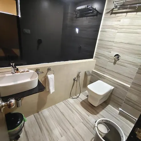 Guest house Glitz Axis International - Nr Iit & T2