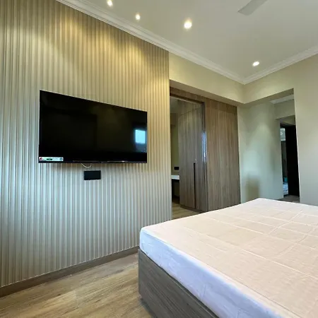 Rudraya Homes - Cozy Premium Serviced Khar - Next To Bandra Apartment