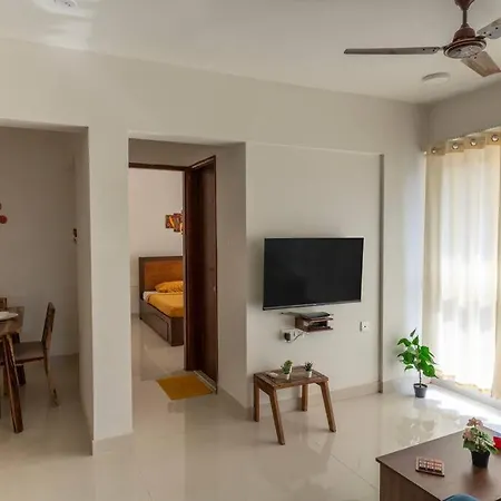 Spacious, Bright, Centre 3bhk Near Airport Apartment