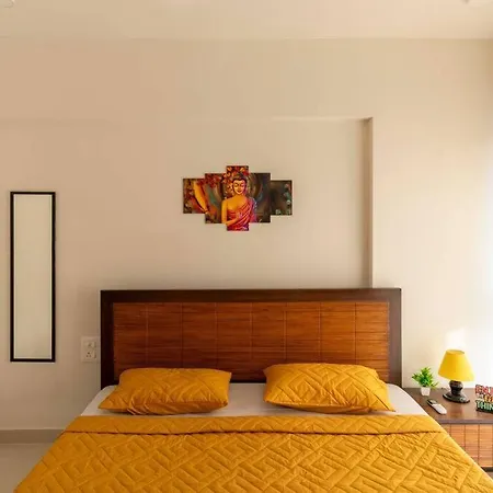 Spacious, Bright, Centre 3bhk Near Airport Apartment *