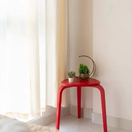 Spacious, Bright, Centre 3bhk Near Airport Apartment