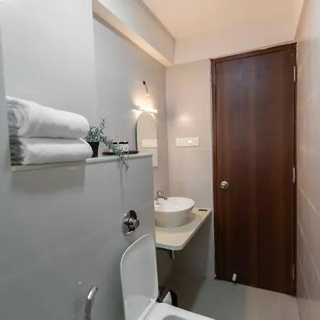 Spacious, Bright, Centre 3bhk Near Airport Apartment