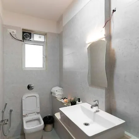 Spacious, Bright, Centre 3bhk Near Airport Apartment *