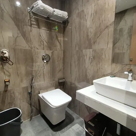 Hotel Beverly Palace Santacruz - Near Bkc - Airport T1