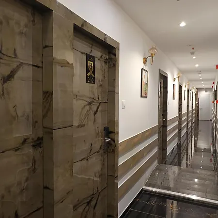 Beverly Palace Santacruz - Near Bkc - Airport T1 Hotel