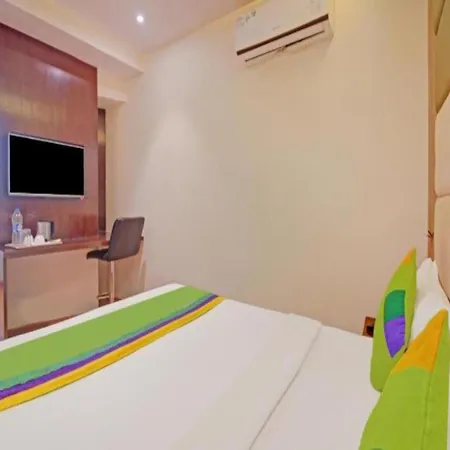 Glitz The Pacific - Nr Solitaire Corporate Park Guest house Mumbai