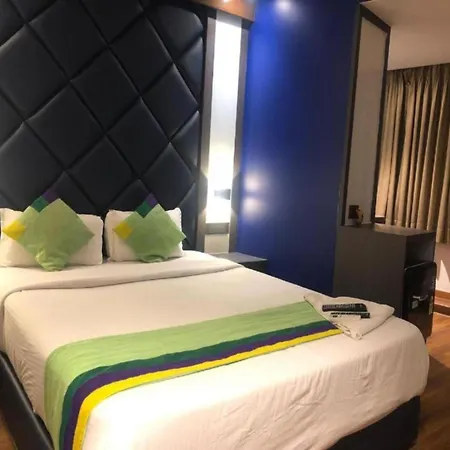 Glitz The Pacific - Nr Solitaire Corporate Park Guest house Mumbai