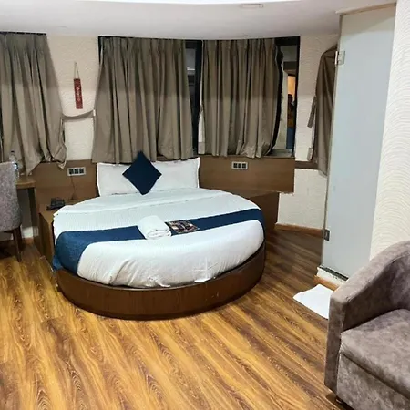 Glitz The Pacific - Nr Solitaire Corporate Park Guest house 3*