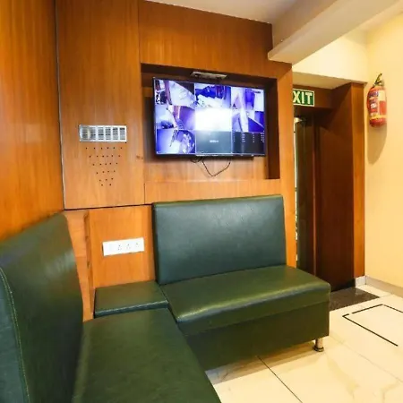 Guest house Glitz West - Nr International Airport T2