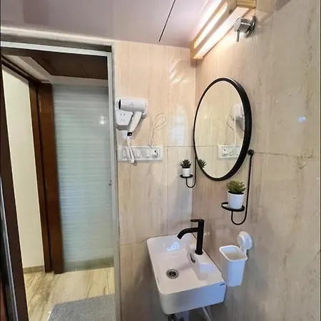 Cozy & Comfortable 2 Bhk ,carter Rd Bandra Apartment Mumbai