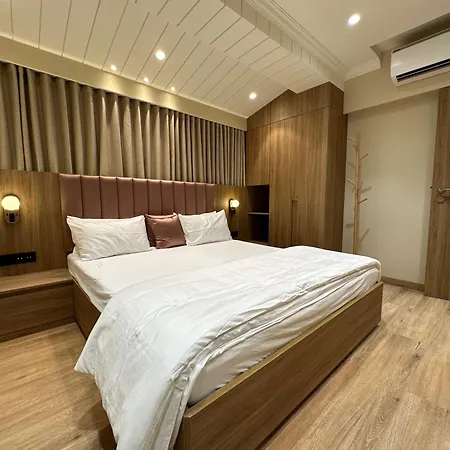 Rudraya Homes - Cozy Premium Serviced Khar - Next To Bandra Apartment