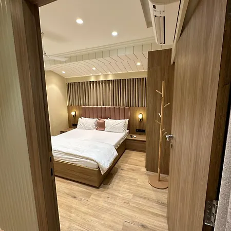 Rudraya Homes - Cozy Premium Serviced Khar - Next To Bandra Apartment *
