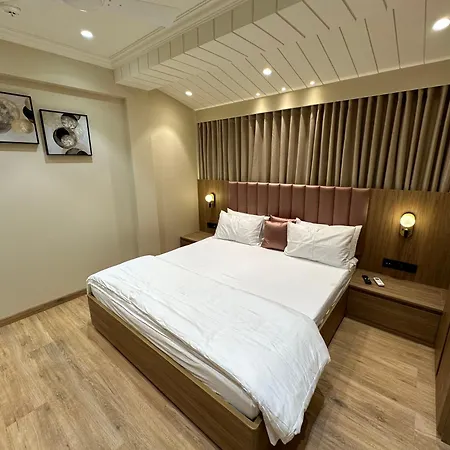 Rudraya Homes - Cozy Premium Serviced Khar - Next To Bandra Mumbai