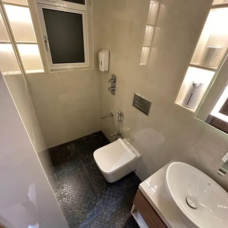 Rudraya Homes - Cozy Premium Serviced Khar - Next To Bandra Mumbai