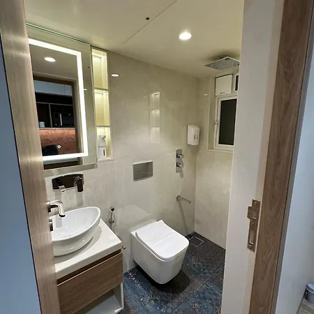 Rudraya Homes - Cozy Premium Serviced Khar - Next To Bandra *