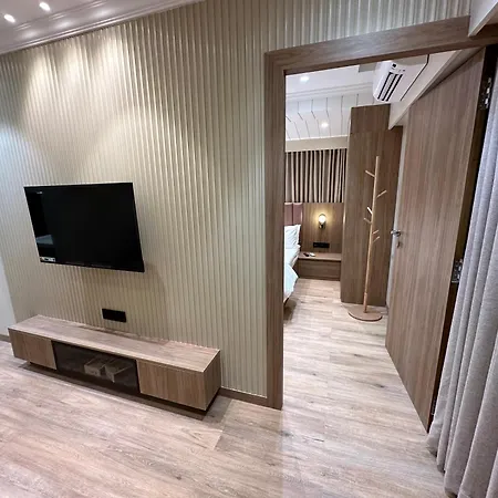 Rudraya Homes - Cozy Premium Serviced Khar - Next To Bandra Apartment *