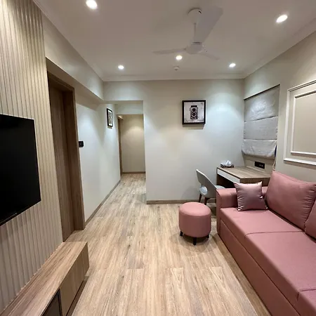 Rudraya Homes - Cozy Premium Serviced Khar - Next To Bandra Apartment *