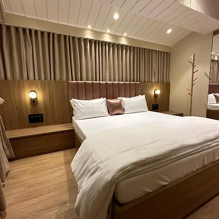 Rudraya Homes - Cozy Premium Serviced Khar - Next To Bandra Apartment *