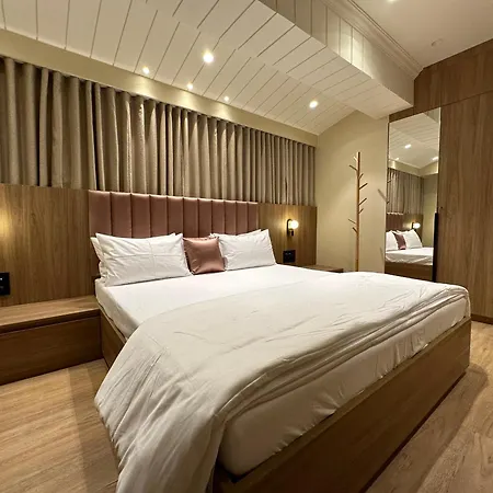 Rudraya Homes - Cozy Premium Serviced Khar - Next To Bandra Apartment