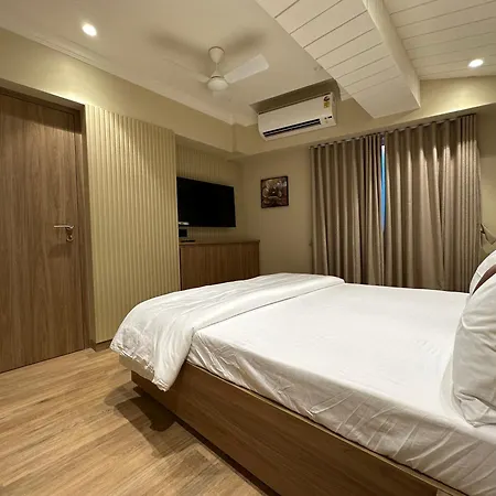 Rudraya Homes - Cozy Premium Serviced Khar - Next To Bandra Apartment