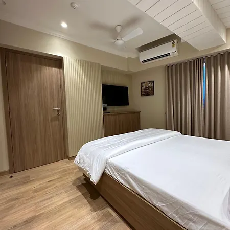 Rudraya Homes - Cozy Premium Serviced Khar - Next To Bandra Apartment Mumbai