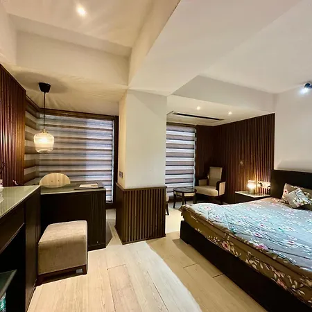Hotel Om Metro Chandrakunj Mumbai