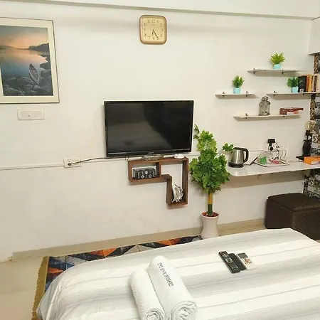 Apartment Shubhlaxmi With Sit Out - Linking Rd Mumbai