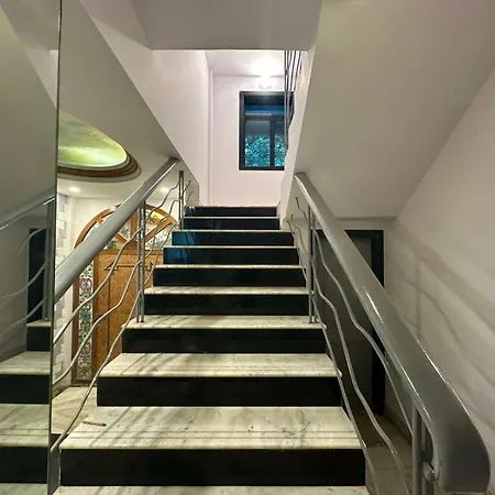 Astha Kandivali Service Guest house 3*