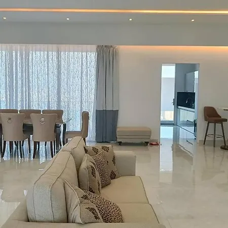 Apartment In Bandra - 4 Bhk - Topfloor