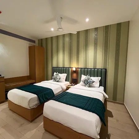 Hotel Esquire Near Bkc 3*