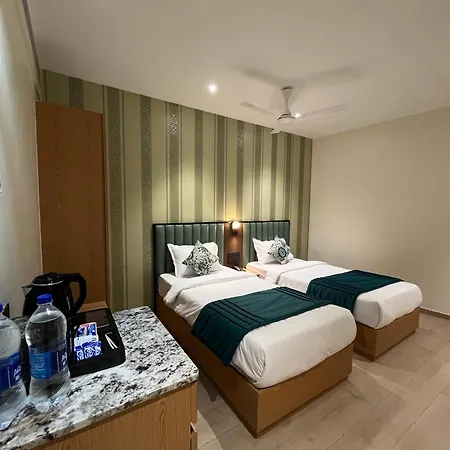 Hotel Esquire Near Bkc 3*