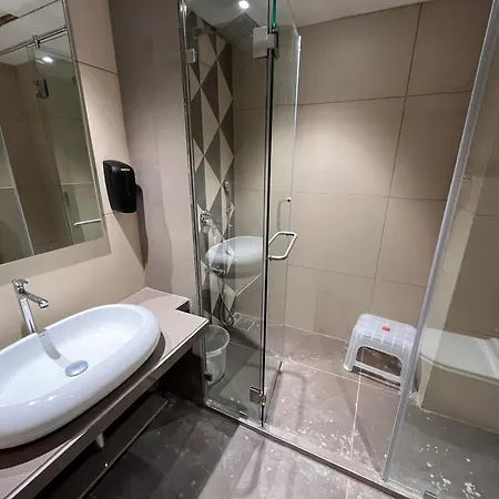 Hotel Esquire Near Bkc 3*