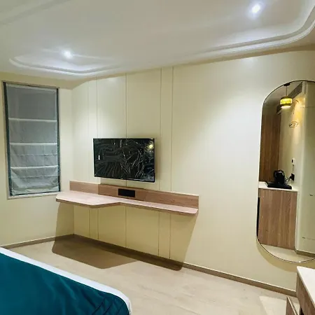 Hotel Esquire Near Bkc 3*
